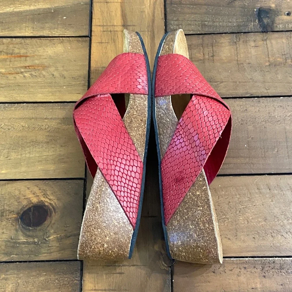 Lola Sabbia for Eric Michael Red Snakeskin Embossed Cork Wedge Sandals Size 37